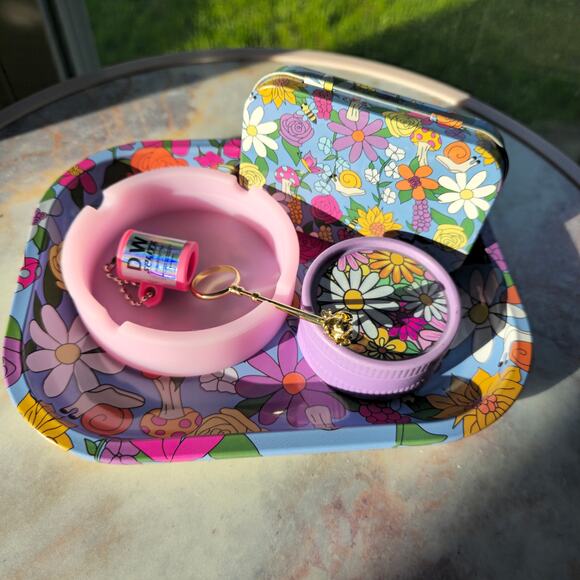 Floral rolling tray set
Set includes floral theme rolling tray 7’ x 5.5’ 
Grinde - Picture 1 of 1